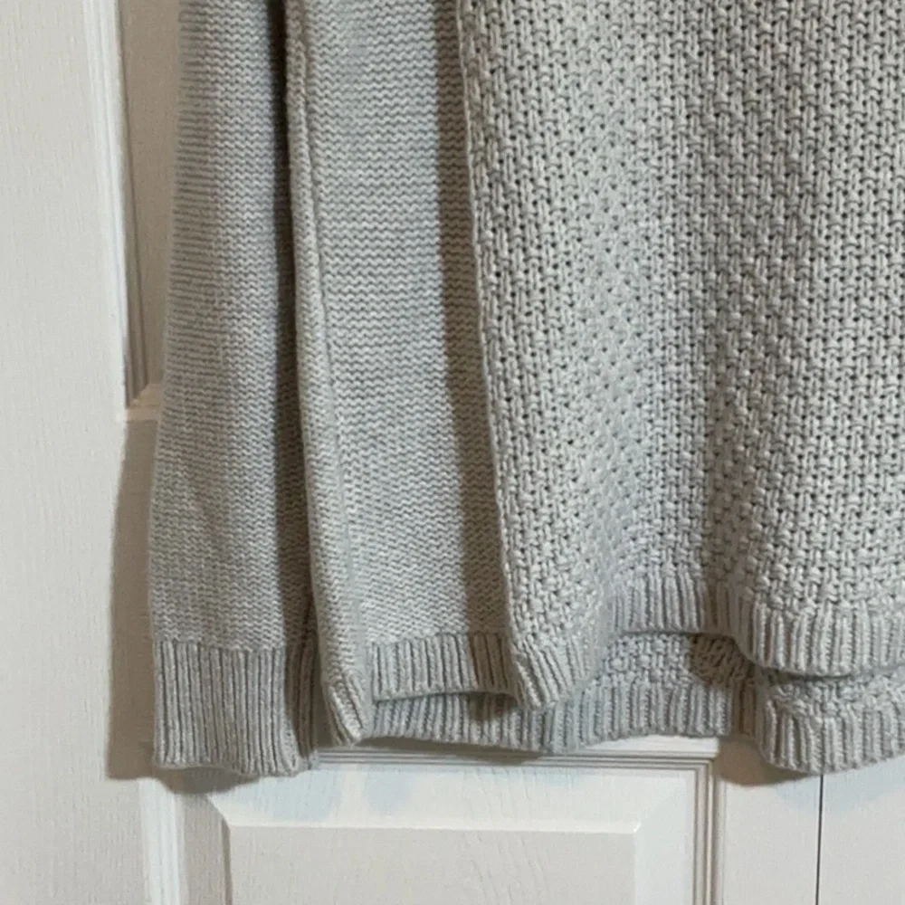 NWT Banana Republic Light Gray Cable Knit Sweater size Medium - Picture 9 of 10